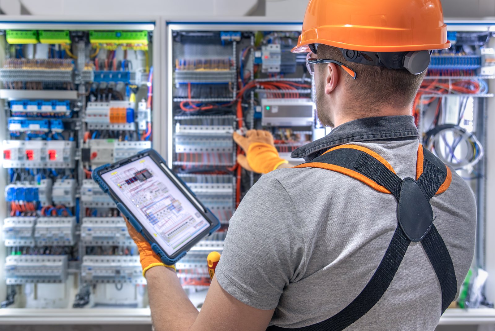 Technik podczas przeglądu instalacji w budynku